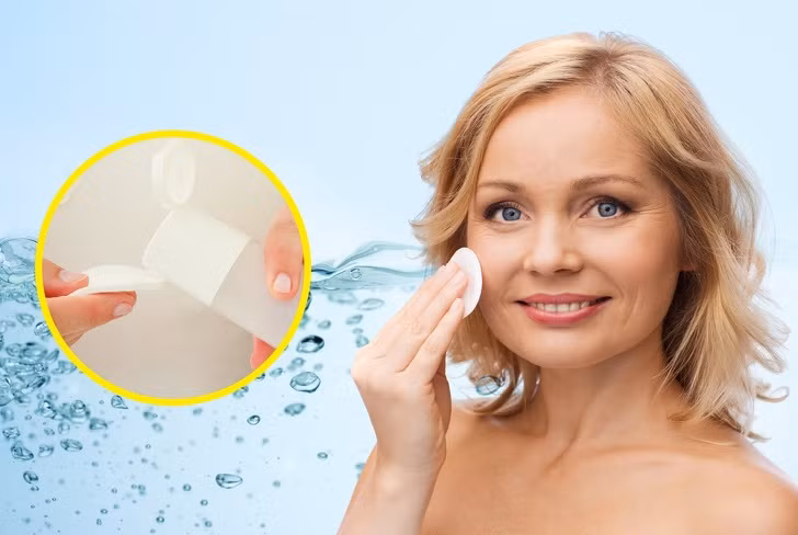 Làm se lỗ chân lông với toner: Các loại nước hoa hồng của Hàn Quốc có chất dưỡng ẩm và các chất tẩy rửa nhẹ làm sáng.