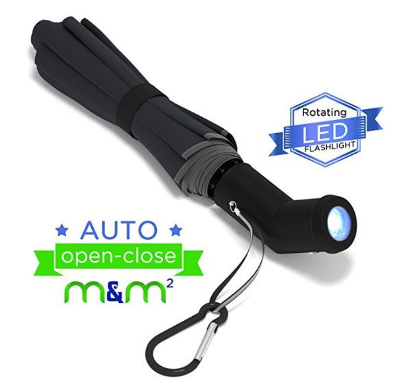 Chiếc ô gắn đèn pin ở cán tiện cho những người đi tối.