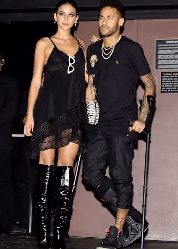 Bruna Marquezine, bạn gái của cầu thủ Neymar (đội tuyển Brazil) sở hữu vóc dáng gợi cảm và quyến rũ chuẩn người mẫu.