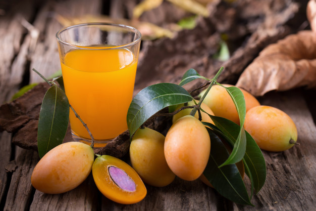 Loại quả độc đáo này được lai giữa xoài với mận nên nhìn từ bên ngoài thì quả có màu vàng y hệt xoài nhưng bên trong ruột lại có màu hồng tím rất thu hút. Ảnh: Freepik.