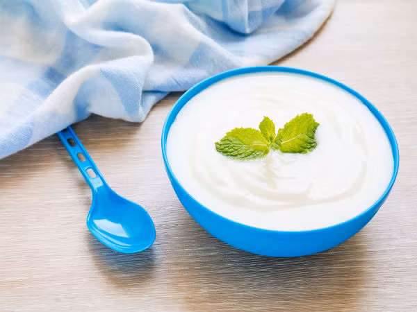 Sữa chua giàu protein và carbohydrate, các chất giúp tạo cơ bắp săn chắc. Bạn có thể trộn sữa chua với ngũ cốc và trái cây vì chúng rất giàu các chất dinh dưỡng giúp chống lại sự đau nhức cơ.