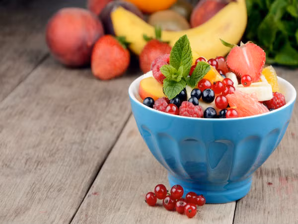 Trái cây giàu carbohydrate khỏe mạnh giúp phục hồi cơ bắp sau khi tập luyện. Trái cây như dứa, kiwi có đặc tính chống viêm giúp hồi phục cơ và tiêu hóa axit.