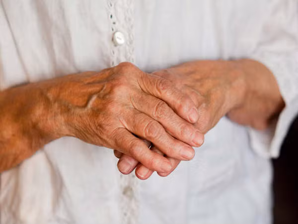 Râu ngô được coi là thuốc giảm đau tự nhiên cho người bị bệnh gout. Bạn có thể uống trà râu ngô mỗi ngày 2 – 3 lần để giảm đau.