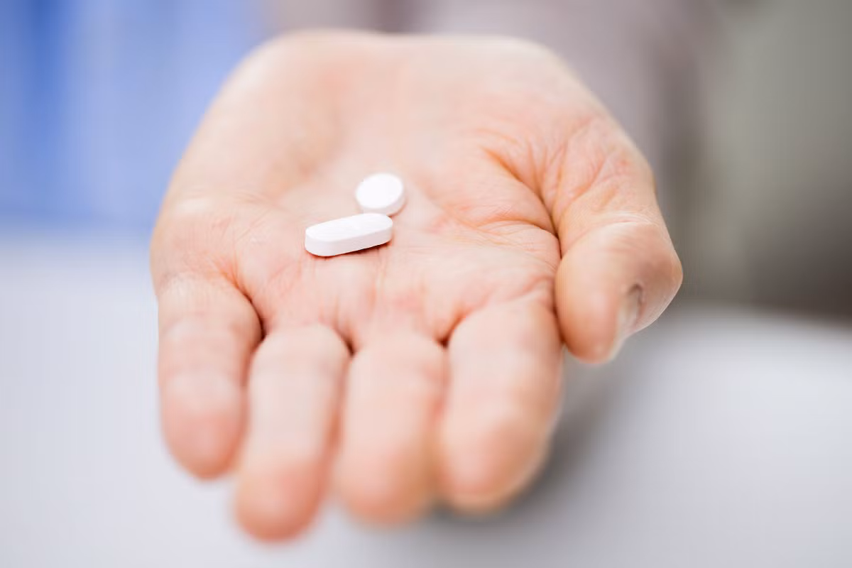 Số lượng tế bào bạch cầu giảm làm cơ thể giảm khả năng chống lại nhiễm trùng. Điều này khiến bệnh nhân dễ bị nhiễm trùng và nguy cơ tái phát cao.