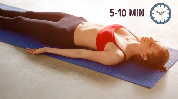 Thở cơ hoành: Bài tập thở sâu này làm tăng sự trao đổi chất và giúp giảm mỡ bụng hiệu quả. Nằm ngửa trên tấm thảm, tay đặt lên bụng. Từ từ hít vào qua mũi để dạ dày của bạn căng ra dưới bàn tay. Thở ra qua đôi môi mím chặt để bụng rơi xuống dưới bàn tay bạn. Thực hiện bài thở trong 5-10 phút.