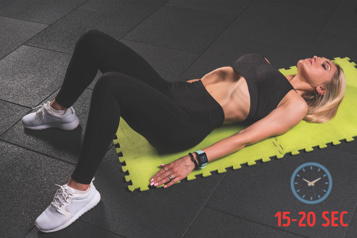 Thở bụng: Nằm ngửa trên tấm thảm với đầu gối cong và bàn chân đặt trên sàn. Hít vào từ từ cho bụng căng đầy khí. Bắt đầu thở ra càng nhiều không khí càng tốt. Giữ tư thế trong 15-20 giây. Cố thở bình thường trong khi bạn giữ nguyên tư thế. Nhớ hít vào qua mũi và thở ra qua miệng.