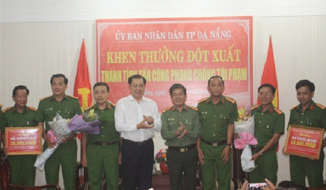 Chủ tịch UBND TP Đà Nẵng khen thưởng nóng cho ban chuyên án.