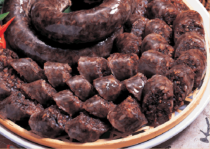 Dồi Hàn Quốc (Sundae) được nhồi chủ yếu với miến và rau củ, lúa mạch và một số nguyên liệu đặc biệt khác.