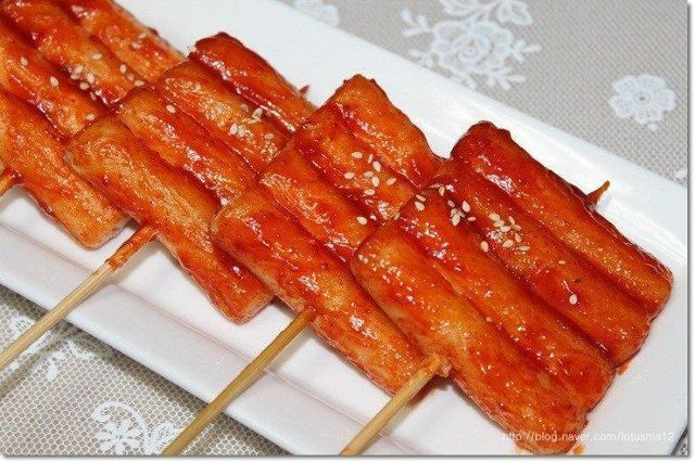 Gà que sốt tương (Takkochi) được làm từ phần ức gà, chặt nhỏ sau đó tẩm gia vị và xiên thành một que dài. Ăn kèm là một số loại rau củ để đỡ ngấy.