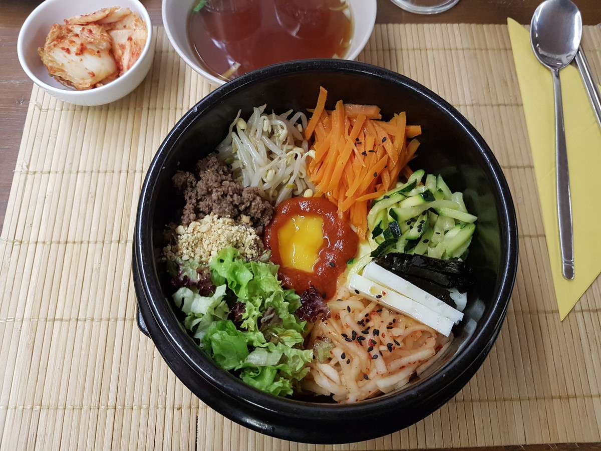 Bibimbap (Cơm trộn Hàn Quốc) là một món ngon rất đặc biệt ở Hàn Quốc. Nguyên liệu gồm cơm trắng, các loại rau và thịt. Đây là món ăn bạn nên thử khi đến xứ sở Kim chi.