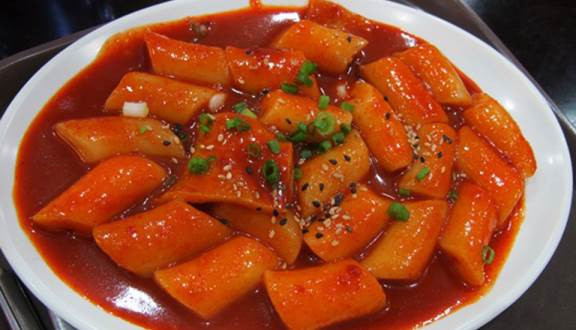 Bánh gạo cay là món ăn yêu thích ở Hàn Quốc. Món ăn này có kèm nước sốt đậm đà từ bột ớt và vài gia vị khác, sóng sánh, đỏ đỏ nhìn thôi cũng hấp dẫn.