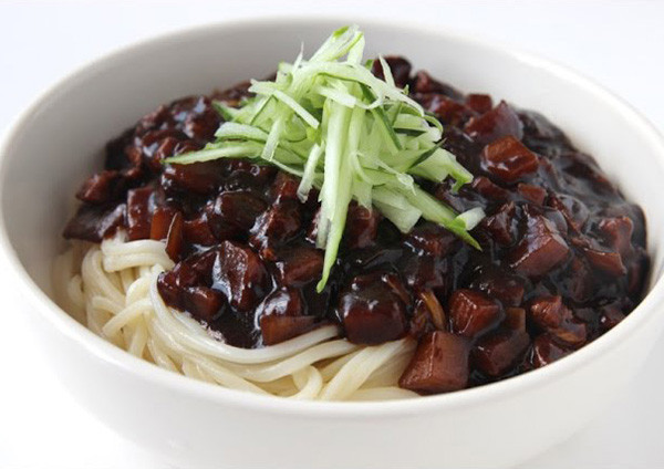 Mỳ đen Chachangmyeon, một trong những món ăn gây nghiện nhất của người dân Hàn Quốc. Bạn có thể thưởng thức món ăn này tại tất cả các cửa hàng cơm bình dân ở Hàn Quốc.