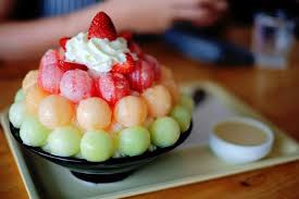 Kem Bingsu đã trở thành một món tráng miệng được yêu thích trong giới trẻ. Vẻ ngoài bắt mắt của các loại trái cây với bánh, kem phủ và nước sốt đã tạo nên sức hấp dẫn của món ăn. Ảnh: Internet.