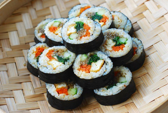 Cơm cuộn rong biển (Gimbab hay Kimbap) là món ăn nổi tiếng Hàn Quốc được nhiều bạn trẻ Việt Nam yêu thích. Có thể hiểu đơn giản Kimbap là món cơm cuộn trong lá rong biển.