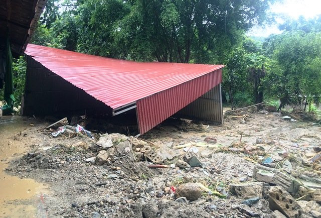 Một ngôi nhà bị lũ cuốn trôi.