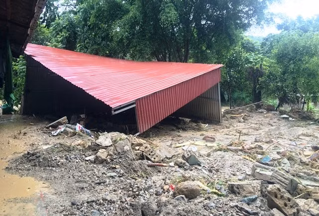 Một ngôi nhà bị lũ cuốn trôi.