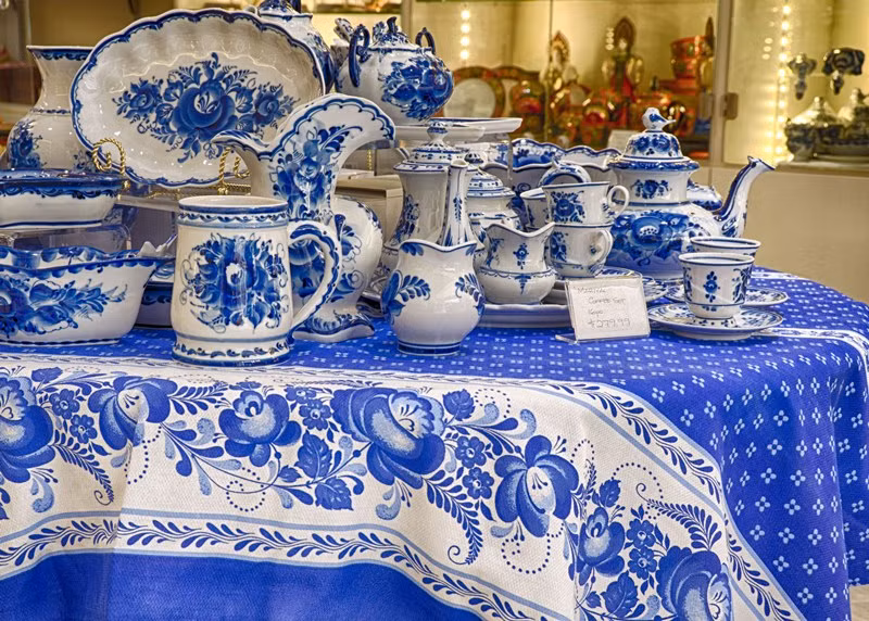 Đồ sứ Gzhel: Từ “Gzhel” ở đây có nghĩa là đồ sành, sứ, được trang trí bằng những họa tiết màu xanh nước biển cầu kỳ. Điểm thú vị của món đồ này là trong họa tiết trang trí của mỗi đồ vật đều hàm chứa những mặt đối lập như cổ tích và hiện thực, vẻ đẹp và tưởng tượng, sự hài hòa và lập dị.