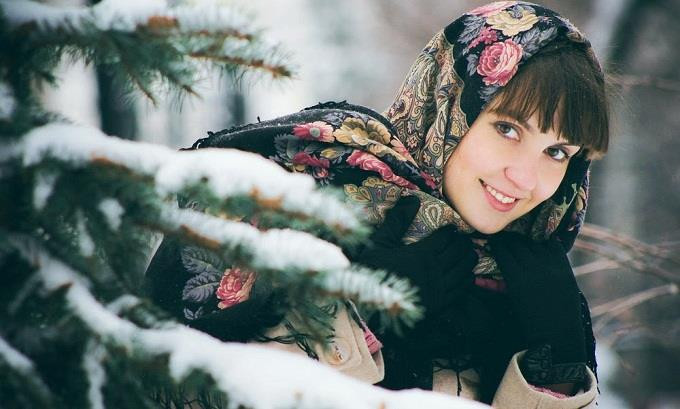 Khăn quàng Pavlovo-Pasad: Đây loại khăn quàng bằng len dành cho phụ nữ được sản xuất tại nhà máy Pavlovo Posad. Nó có thiết kế, màu sắc khác biệt so với những chiếc khăn cùng loại.