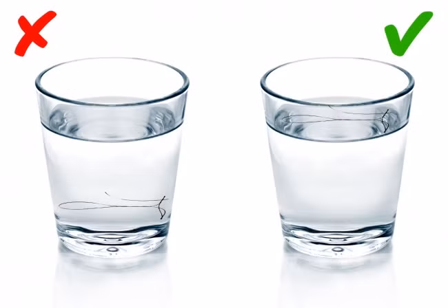 Chuyên gia có đưa ra một cách đơn giản để kiểm tra mức độ tổn thương tóc. Bạn cần lấy một sợi tóc và đặt nó vào một cốc nước sạch. Nếu nó nổi trên bề mặt nước, có nghĩa là mái tóc bạn khỏe mạnh, nếu nó chìm, bạn cần được điều trị. Ảnh: BS.