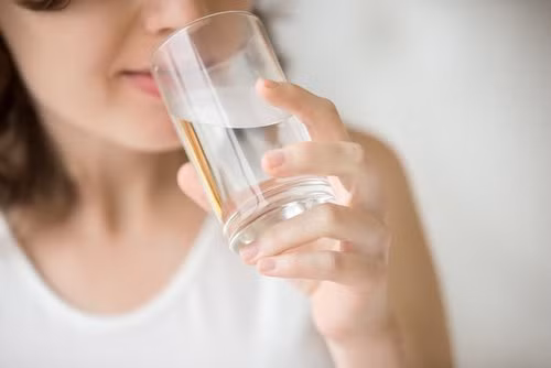 Đôi khi, bạn cảm thấy đói nhưng thực tế chỉ là bạn đang khát. Vì vậy, lần sau khi bạn cảm thấy đói vào thời điểm bất thường, hãy uống vài ngụm nước.