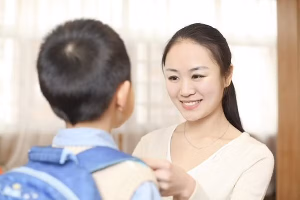 Công ty tôi cách nhà khá xa nên tôi thường phải dậy rất sớm, chuẩn bị đồ ăn cho chồng và đưa con đi học trong khi chồng vẫn còn say giấc ngủ. (Ảnh minh họa).