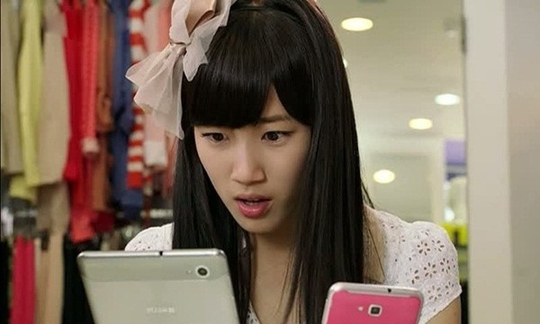 Tối hôm qua, trong lúc chồng đang ngủ say, tôi dùng vân tay của chàng mở mật khẩu điện thoại và từ đây bí mật của chàng mới bị lộ. (Ảnh minh họa).