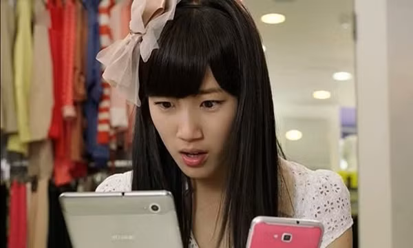 Tối hôm qua, trong lúc chồng đang ngủ say, tôi dùng vân tay của chàng mở mật khẩu điện thoại và từ đây bí mật của chàng mới bị lộ. (Ảnh minh họa).