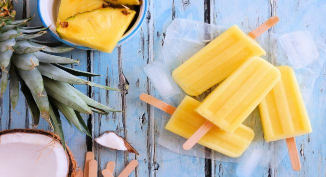 Kem dứa: Cắt miếng dứa cho vào trong máy say. Thêm một chút muối và nước cốt chanh. Nếu dứa không ngọt, bạn có thể thêm mật ong. Đổ vào khuôn và đặt vào tủ lạnh. Như vậy, bạn đã có những cây kem dứa thơm ngon và mát lạnh. Ảnh: Shutterstock.