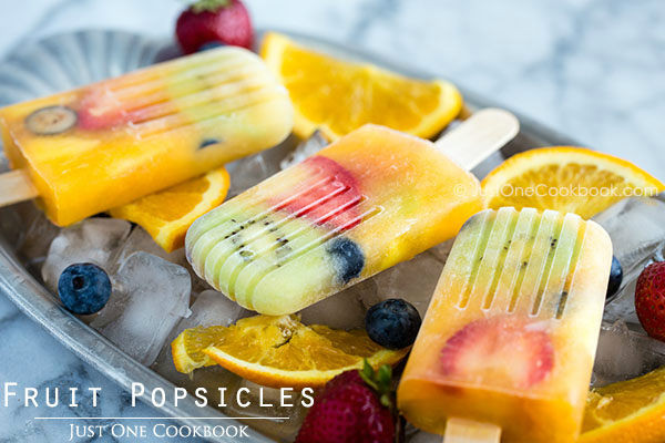 Bạn có thể dễ dàng mua một que kem cho mình ở bất cứ cửa hàng tạp hóa nào để giải nhiệt trong ngày hè. Tuy nhiên, những cây kem đó chứa rất nhiều đường và các thành phần có hại khác không tốt cho sức khỏe. Do vậy, thay vì đi mua ngoài, bạn hãy tự làm kem hoa quả mát lạnh cho mình ngay tại nhà.