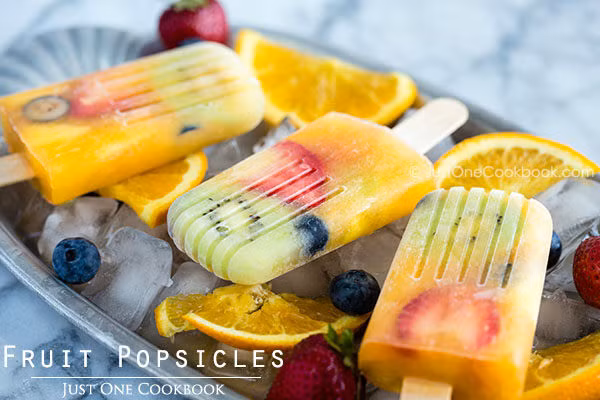 Bạn có thể dễ dàng mua một que kem cho mình ở bất cứ cửa hàng tạp hóa nào để giải nhiệt trong ngày hè. Tuy nhiên, những cây kem đó chứa rất nhiều đường và các thành phần có hại khác không tốt cho sức khỏe. Do vậy, thay vì đi mua ngoài, bạn hãy tự làm kem hoa quả mát lạnh cho mình ngay tại nhà.