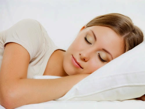 2. Ngủ đủ ít nhất 6-8 tiếng mỗi đêm rất cần thiết cho sức khỏe vì cơ thể sẽ có cơ hội hồi phục và trẻ hóa khi bạn đang ngủ.