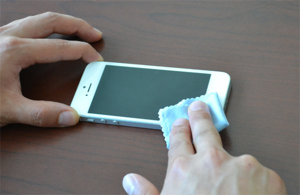 3. Giữ màn hình điện thoại của bạn sạch sẽ để ngừa nguy cơ lây nhiễm vi trùng và các mầm bệnh.