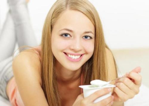 10. Ăn sữa chua là cách tự nhiên giúp tăng cường miễn dịch, chống bệnh tật. Sữa chua là thực phẩm chứa probiotic thể điều chỉnh vi khuẩn tốt và xấu trong ruột. Đường ruột khỏe mạnh có tác dụng giảm viêm, chống lại nhiễm trùng.