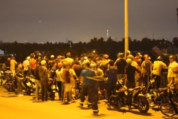 Rất đông người dân tập trung trên cầu nơi xảy ra vụ việc.