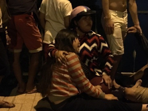 Người thân của nạn nhân đau đớn khi nhận tin dữ.