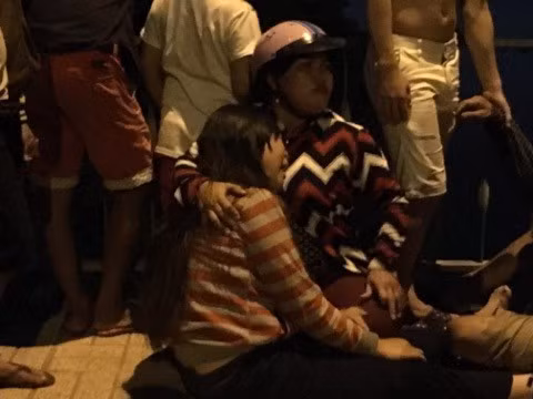 Người thân của nạn nhân đau đớn khi nhận tin dữ.