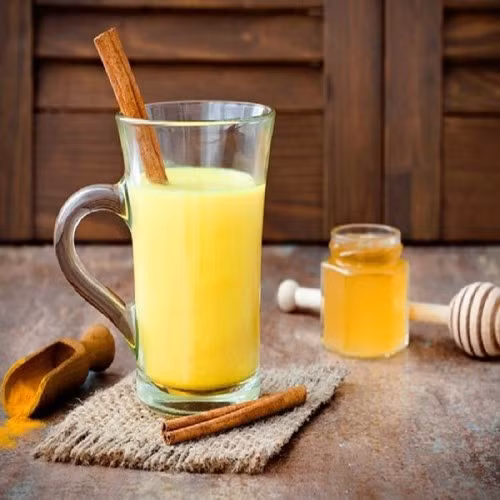 Làm chậm quá trình lão hóa: Thức uống này giúp cải thiện quá trình lưu thông máu và thúc đẩy việc sản xuất các tế bào khỏe mạnh hơn. Vì vậy, nước nghệ ấm làm chậm quá trình lão hóa một cách hiệu quả.