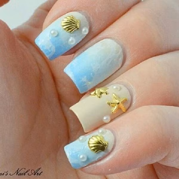 Mẫu nail phác họa hình ảnh bãi cát vàng, biển xanh và trời nắng trong.