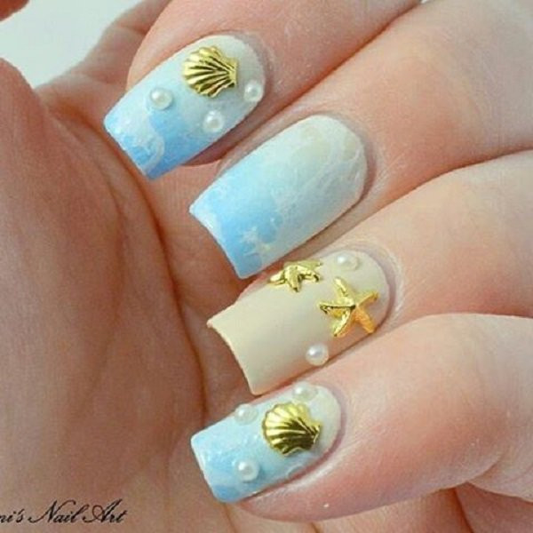 Mẫu nail phác họa hình ảnh bãi cát vàng, biển xanh và trời nắng trong.
