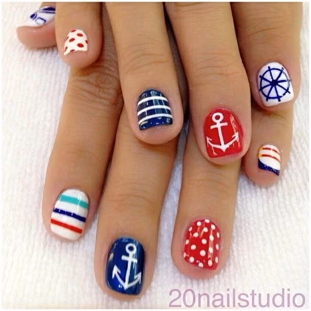 Các mẫu móng mỏ neo cũng khá thịnh hành.