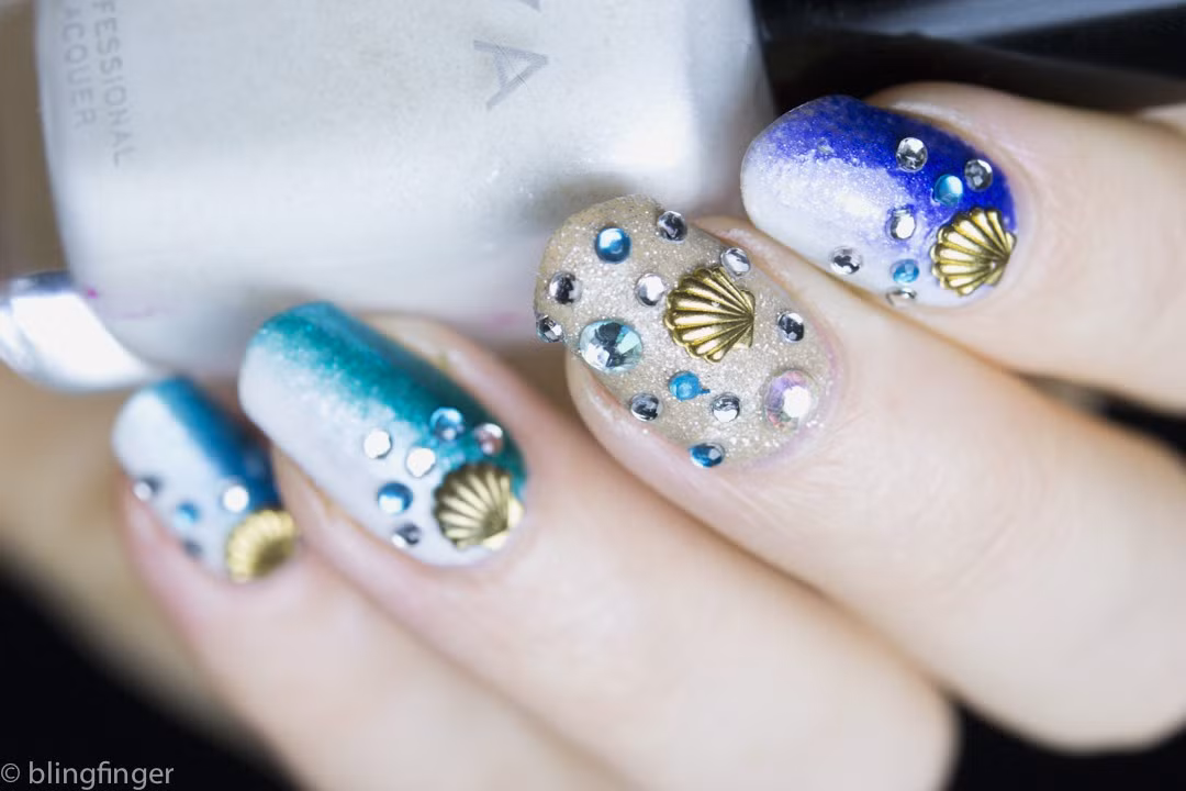 Mẫu móng vỏ sò đính đá thích hợp với những nàng trẻ trung.