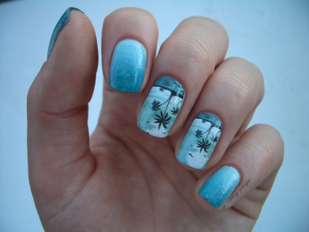 Những cây dừa nổi bật trên nền sơn móng tay xanh ngắt.