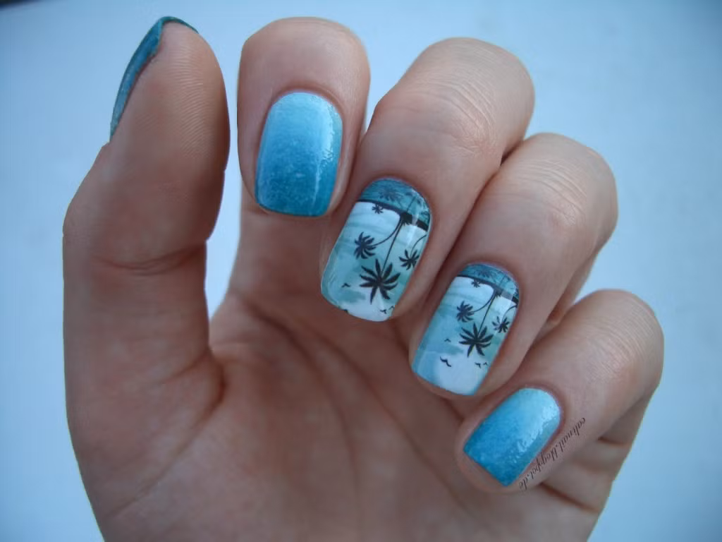 Những cây dừa nổi bật trên nền sơn móng tay xanh ngắt.