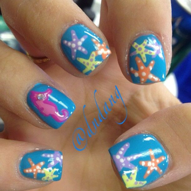 Những mẫu nail màu xanh mang đến cảm giác mát mẻ.