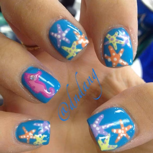 Những mẫu nail màu xanh mang đến cảm giác mát mẻ.