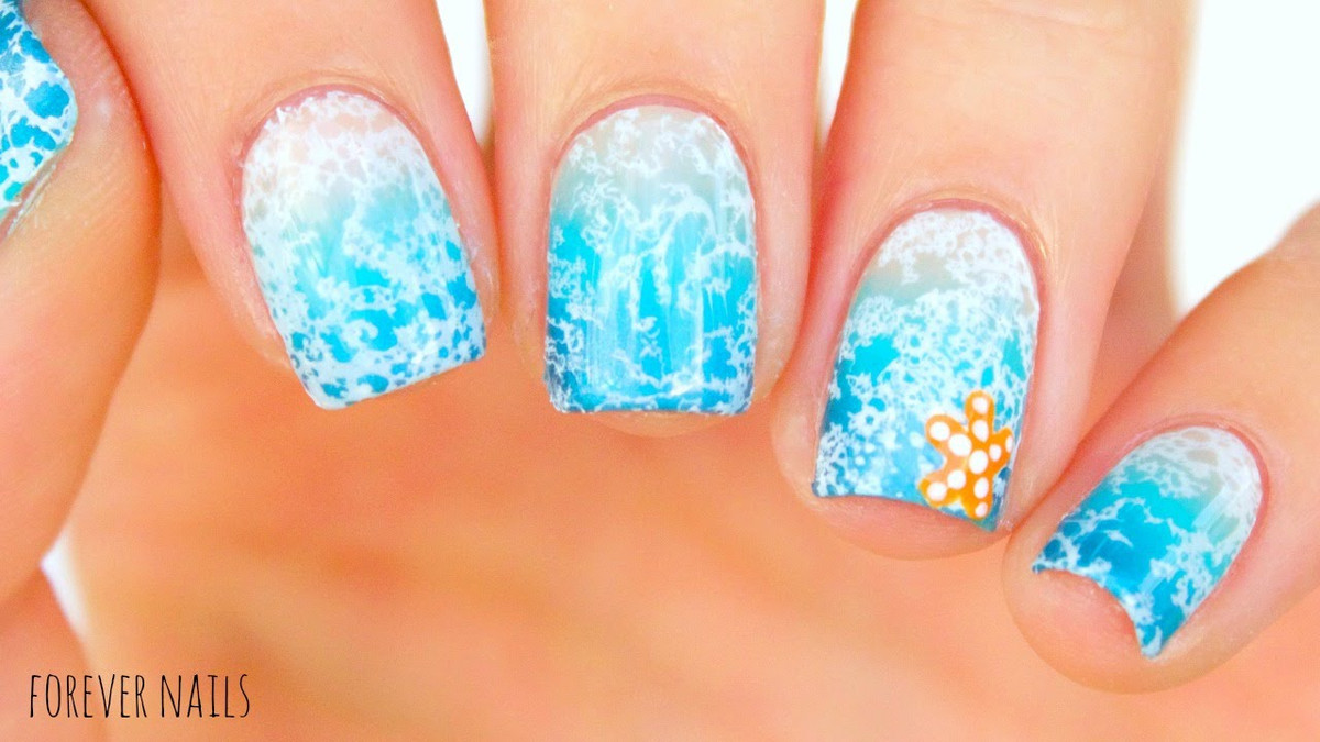 Kiểu vẽ móng xanh trắng tạo cảm giác giống như những con sóng biển trên móng tay bạn.