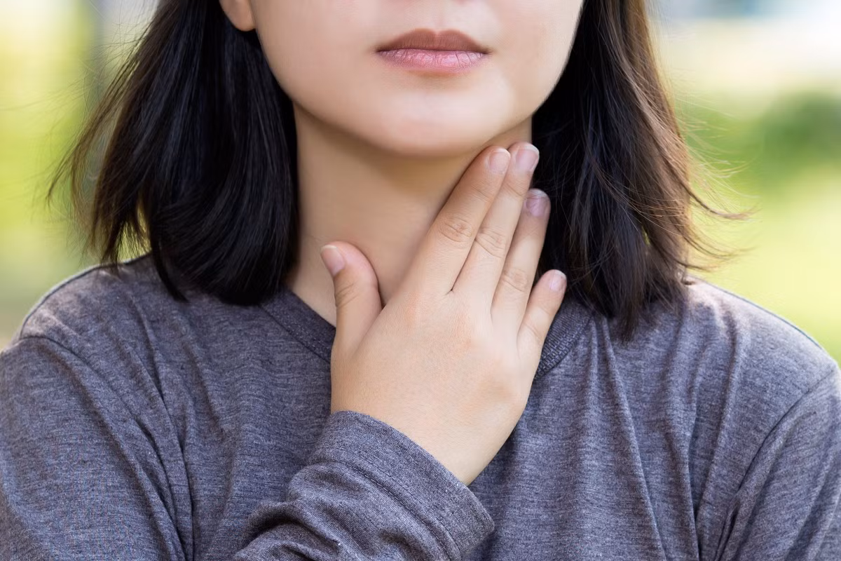 Các vấn đề về nuốt rất có thể là nguyên nhân gây ho dai dẳng. Bạn nên đến gặp các chuyên gia hoặc tập luyện các bài tập về nuốt. Ảnh: iStock.