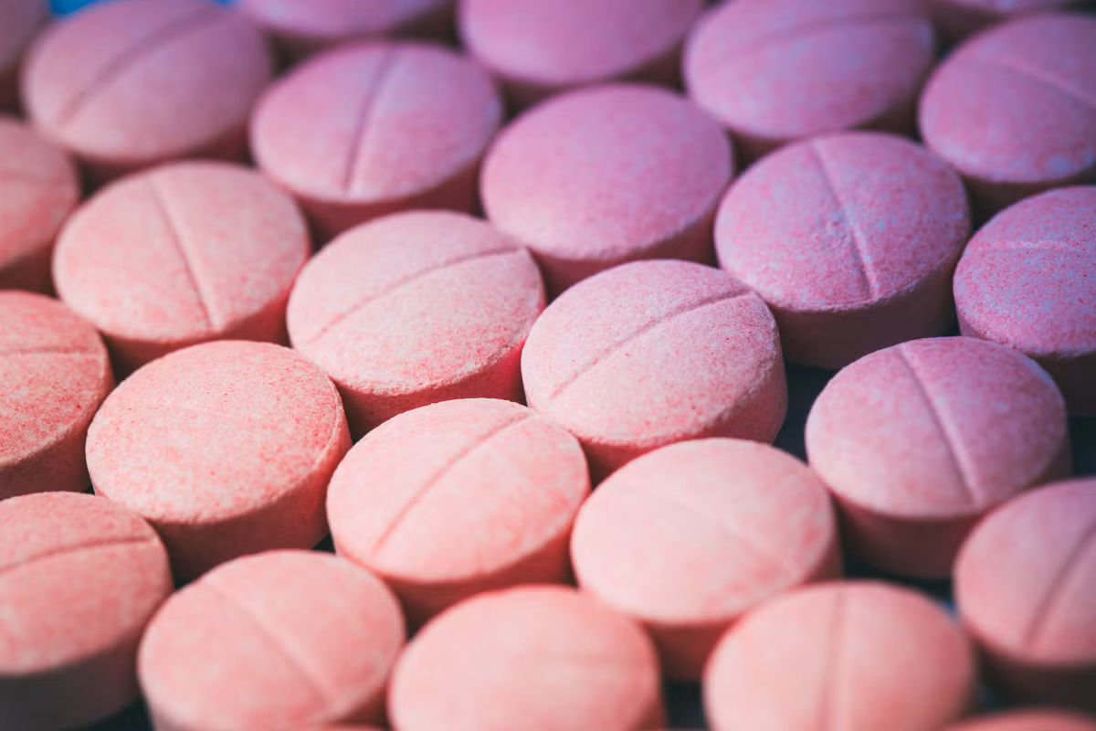 Các thuốc ức chế men chuyển (ACE) để điều trị tăng huyết áp có thể gây ho kéo dài bởi chúng ức chế phân hủy bradykinin. ACE có thể gây ho sớm hoặc sau một vài tháng sử dụng và bạn nên đến bác sĩ kiểm tra và đổi thuốc nếu cần.