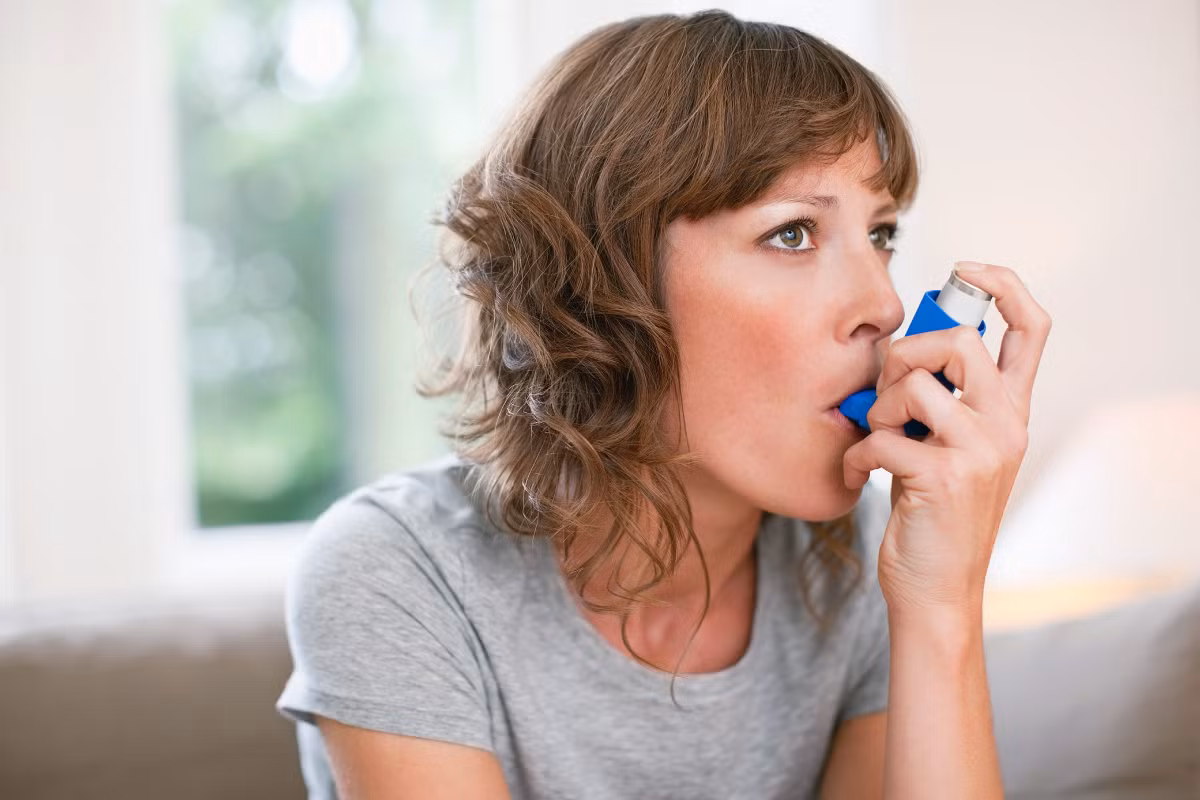 Các bệnh dị ứng do thời tiết thường xảy ra vào mùa xuân hoặc mùa thu. Nếu các triệu chứng dị ứng của bạn trở nên xấu đi thì rất có thể bệnh lí đang nặng lên. Lúc này, bạn có thể sẽ cần thuốc coricoid để làm giảm các triệu chứng ho.