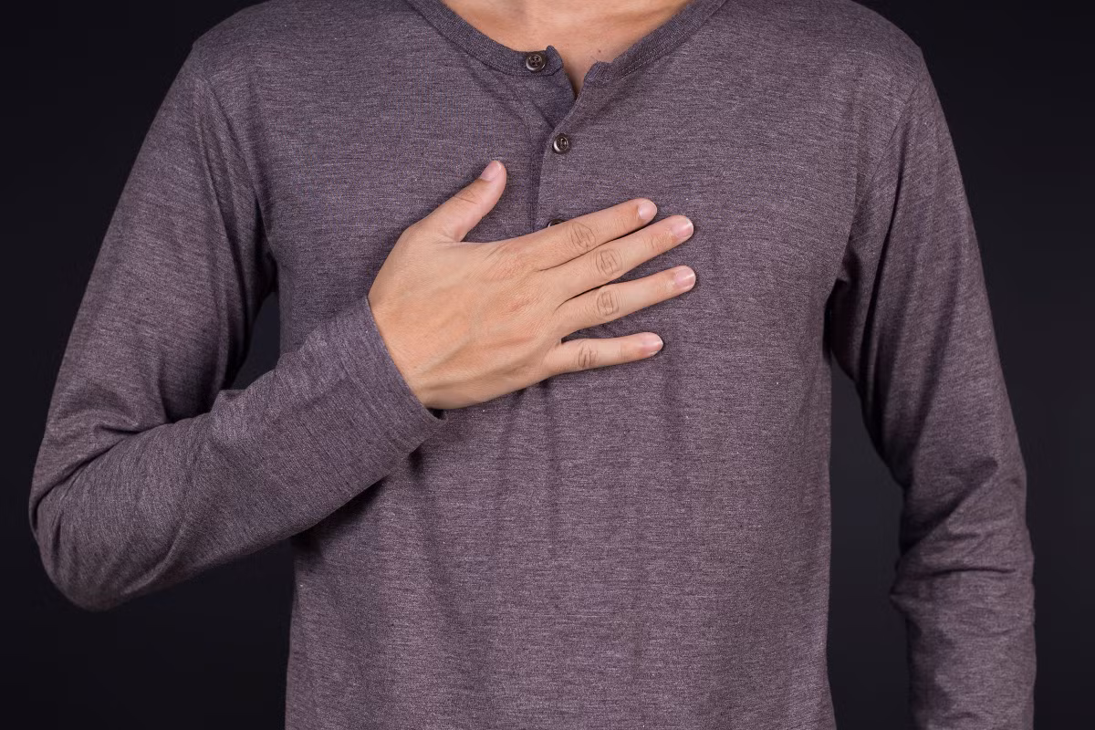 Theo Viện sức khỏe quốc gia Mỹ, những người trên 40 tuổi bị viêm khớp dạng thấp cũng có thể bị xơ phổi. Bệnh lý này có thể gây tổn thương phổi, dẫn đến ho kéo dài. Trên thực tế, ho cũng có thể là một triệu chứng sớm của xơ phổi.